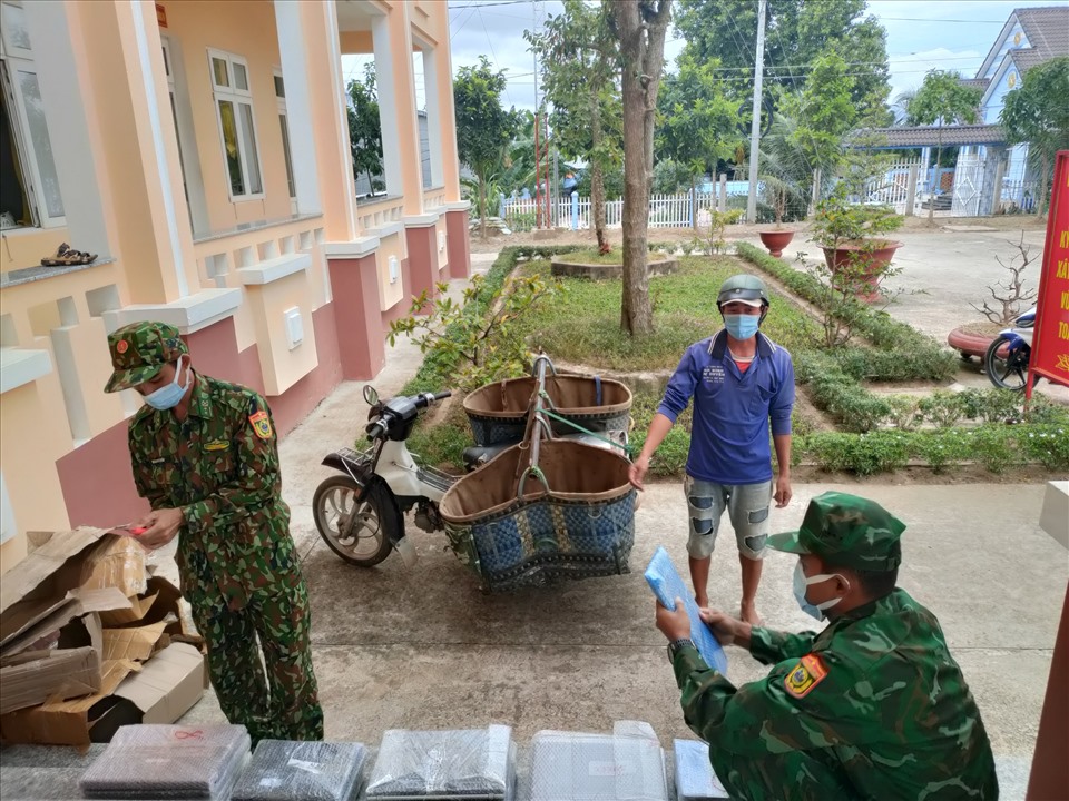 Lực lượng Bộ đội biên phòng tỉnh An Giang phát hiện vụ vận chuyển laptop đã qua sử dụng bằng xe môtô qua biên giới. Ảnh: CK
