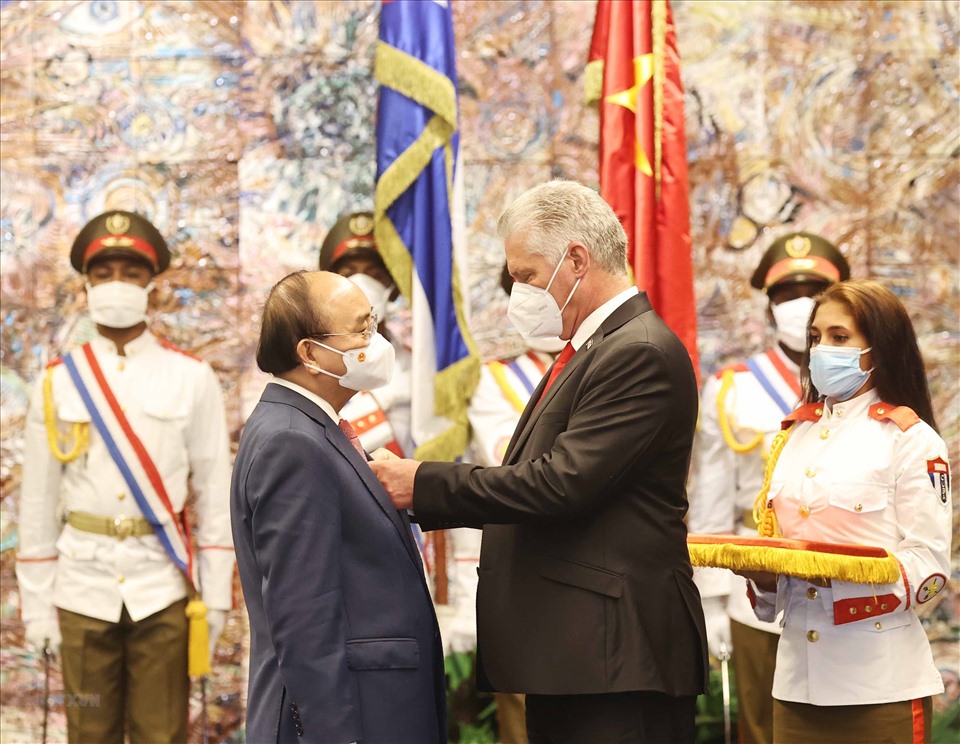 Chủ tịch nước Cuba Miguel Diaz Canel Bermudez gắn Huân chương Jose Marti cho Chủ tịch nước Nguyễn Xuân Phúc. Ảnh: TTXVN