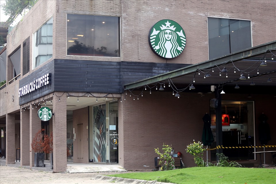 Chi nhánh Starbucks Panorama (đường Trần Văn Trà, Quận 7) mở bán trở lại từ ngày 23.9. Nhân viên tại đây cho biết,  lượng đơn mỗi ngày đạt 40-50 ly. Việc mở bán trở lại nhằm mục đích làm nóng thương hiệu chứ các cửa hàng vẫn chưa đặt chỉ tiêu doanh số.