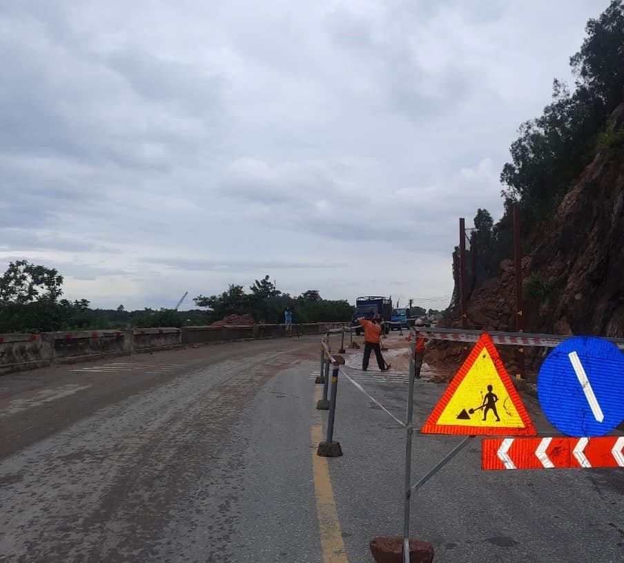 Mưa lớn gây sạt lở rú Nguộc (huyện Thanh Chương, Nghệ An) khiến một khối lượng lớn đất đá đổ xuống Quốc lộ 46. Ảnh: TN