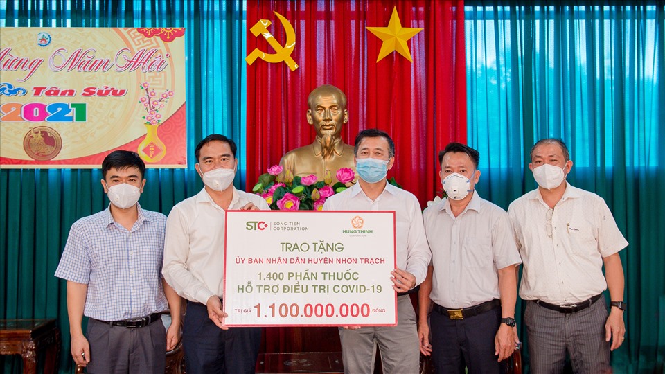 Đại diện Sông Tiên Corporation và Tập đoàn Hưng Thịnh trao tặng 1.400 phần thuốc hỗ trợ điều trị COVID-19 cho đại diện huyện Nhơn Trạch, tỉnh Đồng Nai