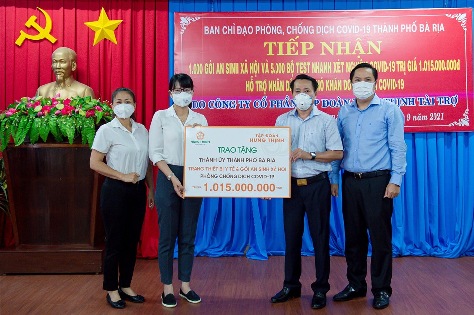 Đại diện Tập đoàn Hưng Thịnh trao tặng trang thiết bị y tế và gói an sinh hơn 1 tỷ  đồng cho Thành ủy thành phố Bà Rịa, tỉnh Bà Rịa – Vũng Tàu