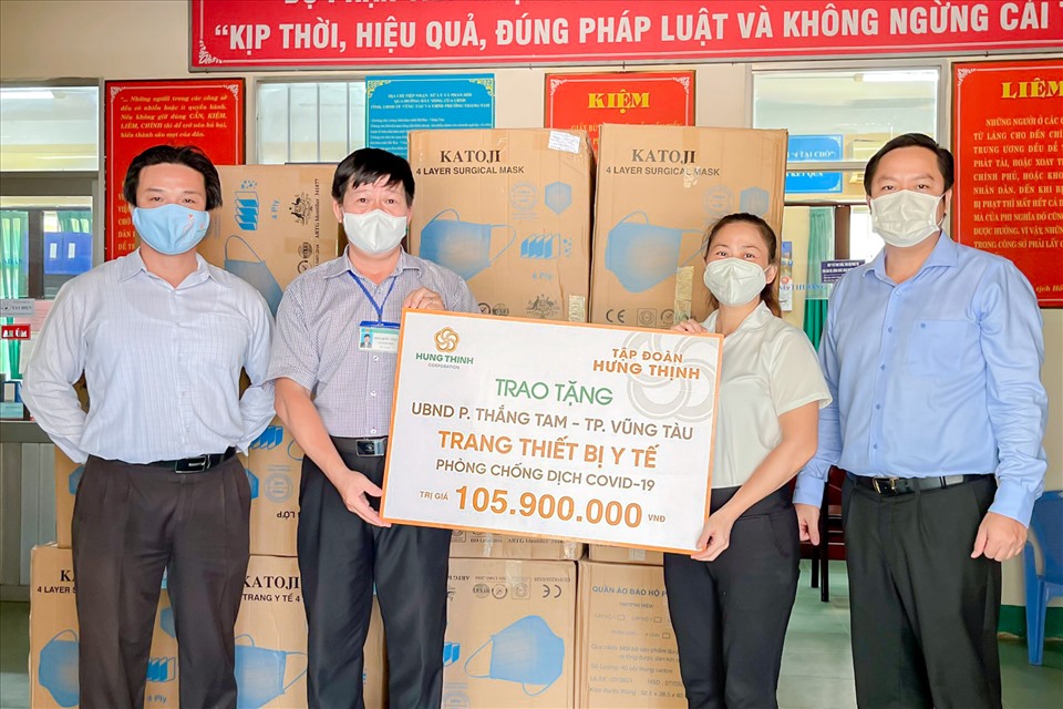 Đại diện Tập đoàn Hưng Thịnh trao tặng gói trang thiết bị y tế cho UBND  phường Thắng Tam, thành phố Vũng Tàu
