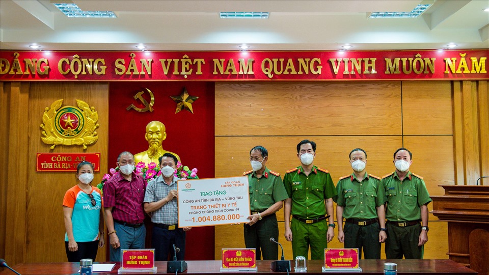 Đại diện Tập đoàn Hưng Thịnh trao tặng gói trang thiết bị y tế hơn 1 tỷ đồng cho Công an tỉnh Bà Rịa – Vũng Tàu