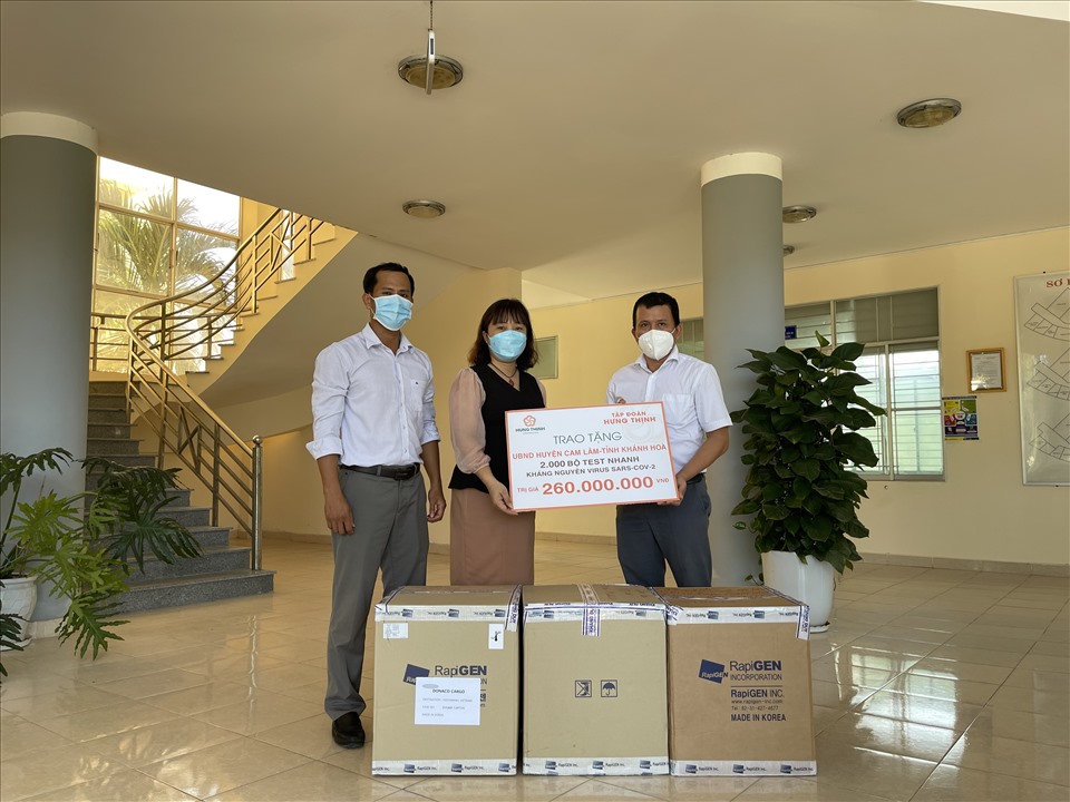 Đại diện Tập đoàn Hưng Thịnh trao tặng 2.000 bộ kit xét nghiệm nhanh SARS-CoV-2 cho UBND huyện Cam Lâm, tỉnh Khánh Hòa