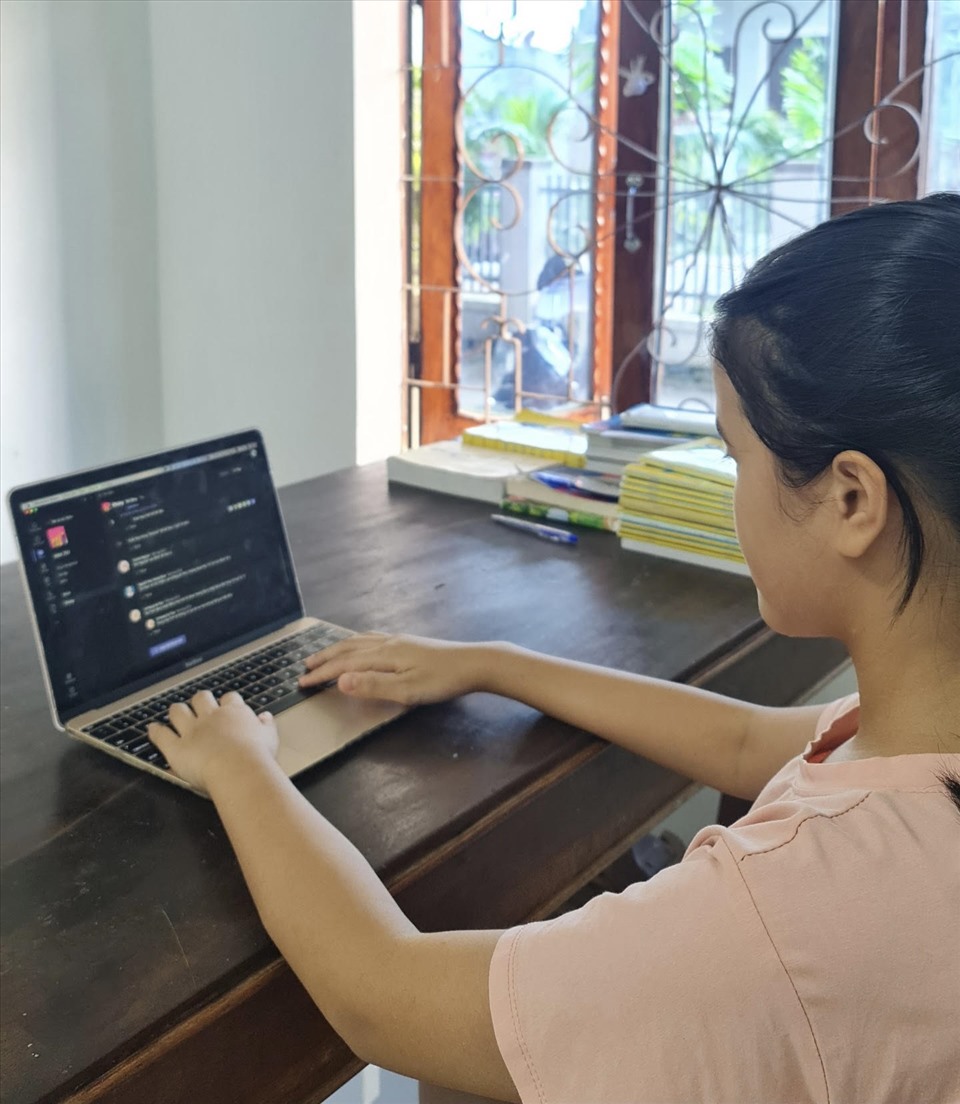 Buổi học online của một học sinh bị mắc kẹt bên ngoài thành phố Đà Nẵng. Ảnh: Tường Minh