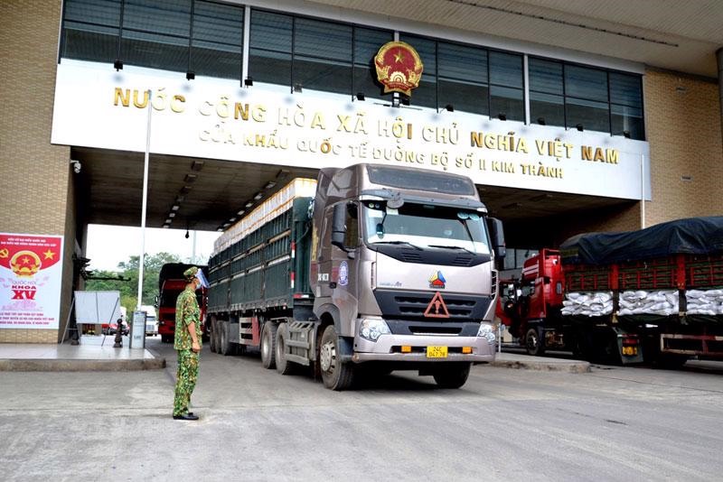 Cửa khẩu Kim Thành - Lào Cai kiểm soát chặt số lượng phương tiện ra vào địa bàn.