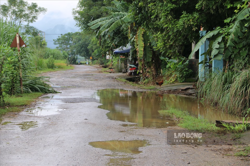 Khi mưa xuống, xuất hiện nhiều vũng nước lớn tiền ẩn nguy cơ cao mất an toàn giao thông.