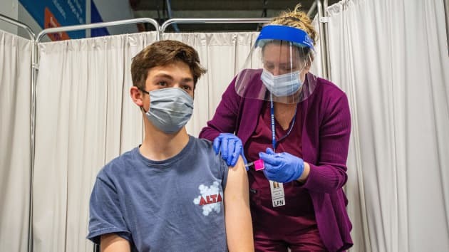 Tiêm vaccine Pfizer-BioNTech cho trẻ 16 tuổi ở Mỹ. Ảnh: AFP