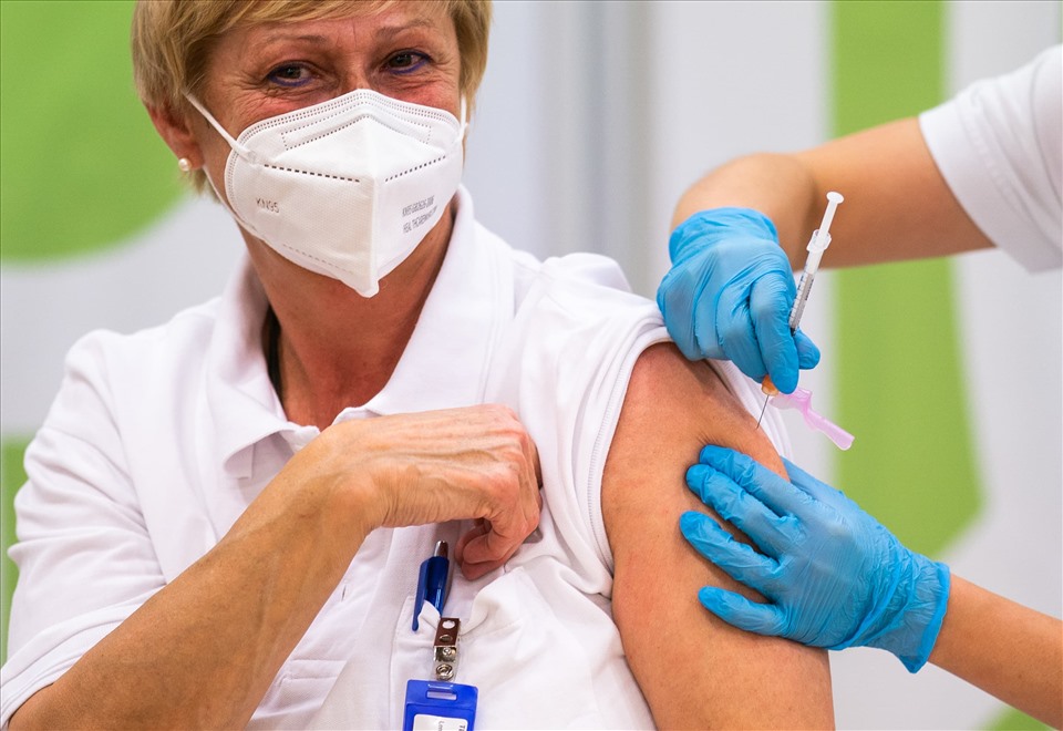 Nhân viên y tế được tiêm vaccine COVID-19 ở Vienna, Áo. Ảnh: AFP