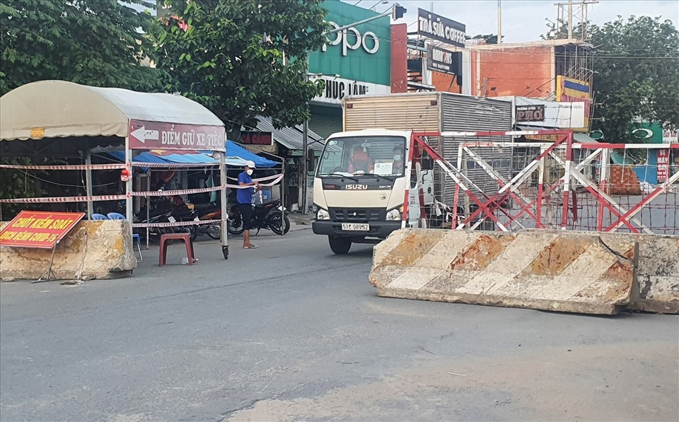 Các chốt kiểm soát liên phường ở Thuận An dần gỡ bỏ, nới lỏng lưu thông.