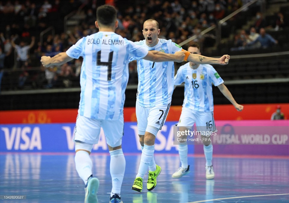 Argentina vượt qua đối thủ Nga sau loạt sút luân lưu cân não. Ảnh: Getty