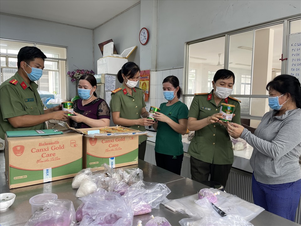 Tổ chức thăm hỏi, động viên và tặng quà cho đoàn viên Công an tỉnh An Giang làm nhiệm vụ chống dịch COVID-19. Ảnh: HT