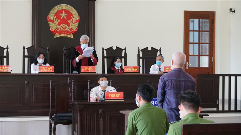 Chủ tọa phiên tòa tuyên án bị cáo Vũ Nghĩa Hiệp 17 năm tù. Ảnh: Tạ Quang.