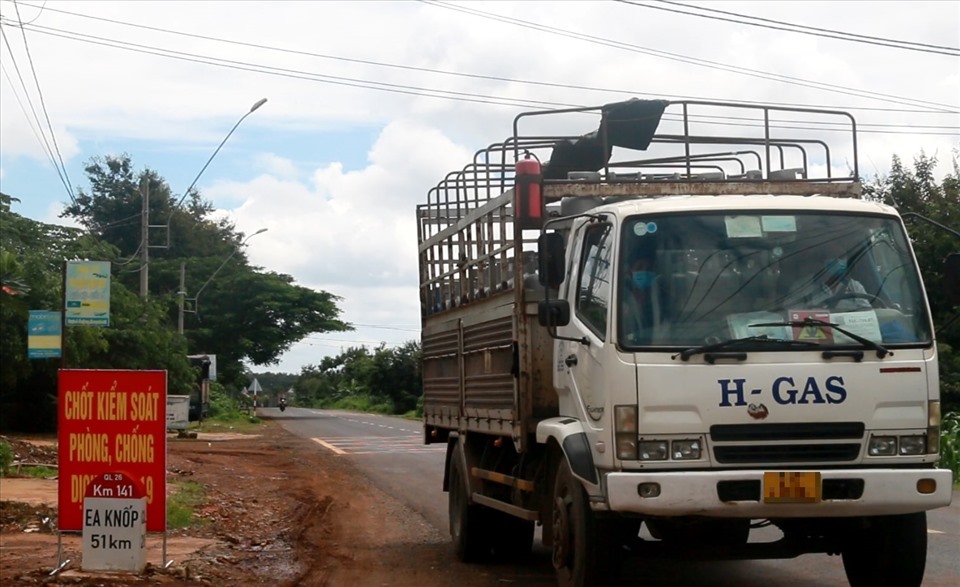 Một phương tiện chở hàng hóa thiết yếu từ Nha Trang (Khánh Hòa) về TP.Buôn Ma Thuột (tỉnh Đắk Lắk). Ảnh: Bảo Trung