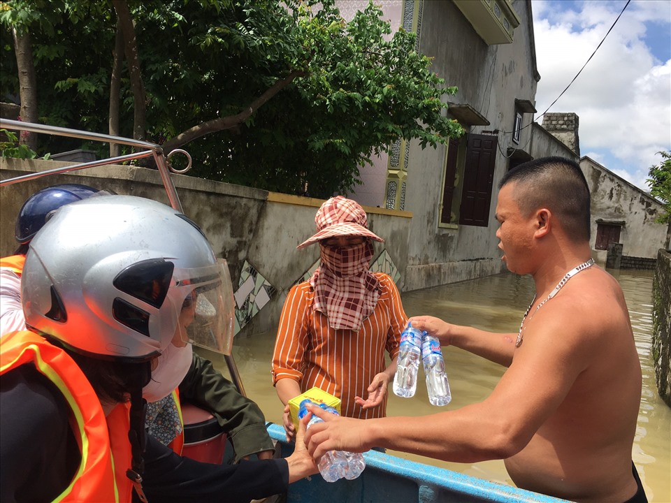 Huyện Quỳnh Lưu hỗ trợ khẩn cấp các nhu yếu phẩm cho người dân, không để ai bị thiếu đói
