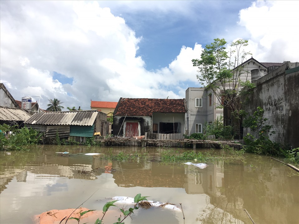 Mưa lớn làm hàng nghìn nhà dân ở Quỳnh Lưu bị ngập sâu.