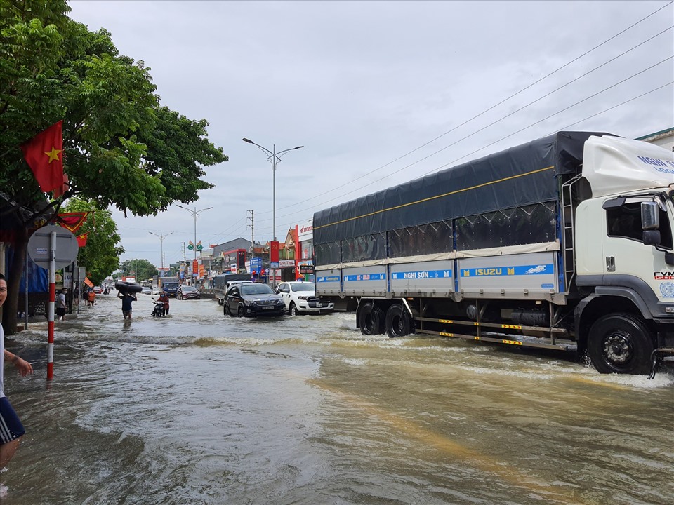 Quốc lộ 1A đi qua huyện Quỳnh Lưu bị ngập nước, phương tiện đi lại khó khăn.