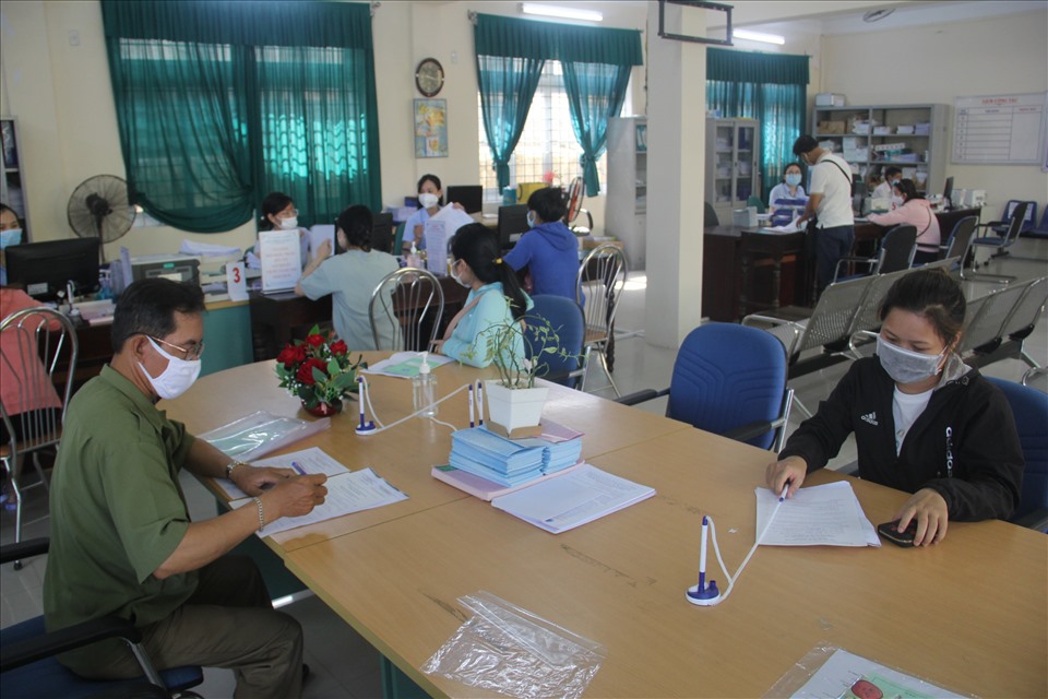 Người lao động đến đăng ký làm các thủ tục về hỗ trợ BHTN tại Trung tâm Dịch vụ việc làm tỉnh Thừa Thiên Huế. Ảnh: PĐ.