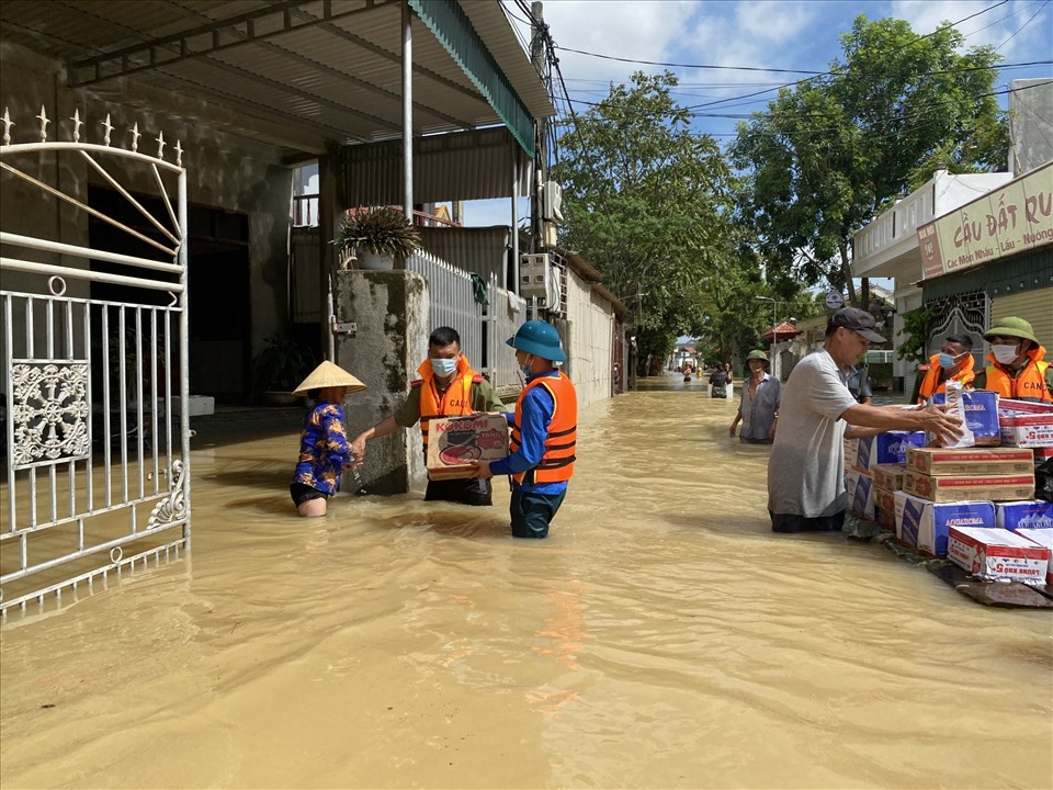 Huyện Quỳnh Lưu hỗ trợ khẩn cấp nhu yếu phẩm cho nhân dân, không để ai bị đói. Ảnh: QĐ