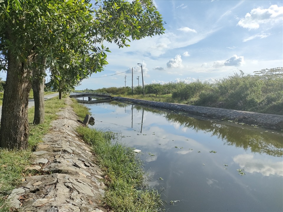 Nước thải đổ ra kênh Đò Vọ nhiều năm qua gây ô nhiễm, người dân địa phương mong mỏi trạm xử lý nước thải đi vào hoạt động, giảm thiểu ô nhiễm trên địa bàn. Ảnh ĐL