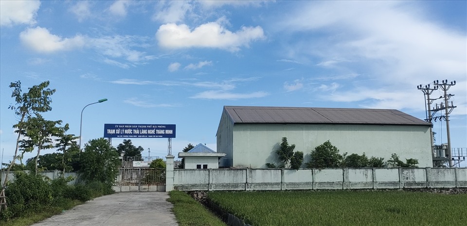 Ghi nhận của PV, chiều 27.9, Trạm xử lý nước thải làng nghề Tràng Minh “cửa đóng then cài“. Mặc dù được khởi công từ 2015, tuy nhiên đến nay trạm chưa đi vào vận hành chính thức. Ảnh ĐL