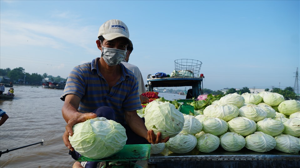 Khu vực chợ nổi Cái Răng thuộc phường Lê Bình (quận Cái Răng) là địa phương được áp dụng chỉ thị 15 và là phường có nhiều thương hồ buôn bán trái cây mưu sinh trên chợ.