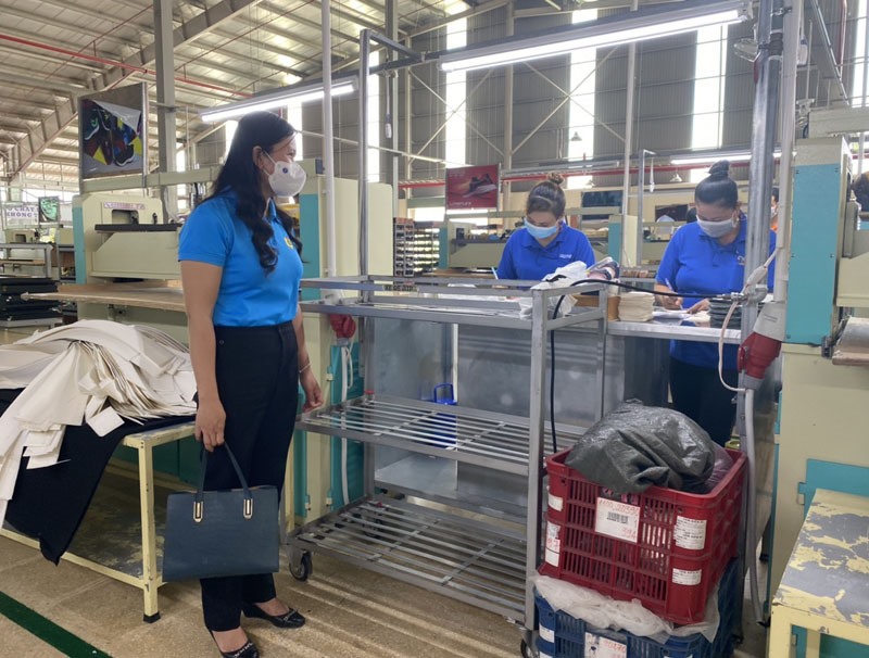 Chủ tịch LĐLĐ tỉnh Trà Vinh Thạch Thị Thu Hà thăm công nhân lao động đang sản xuất “3 tại chỗ”. Ảnh: Trí Dũng