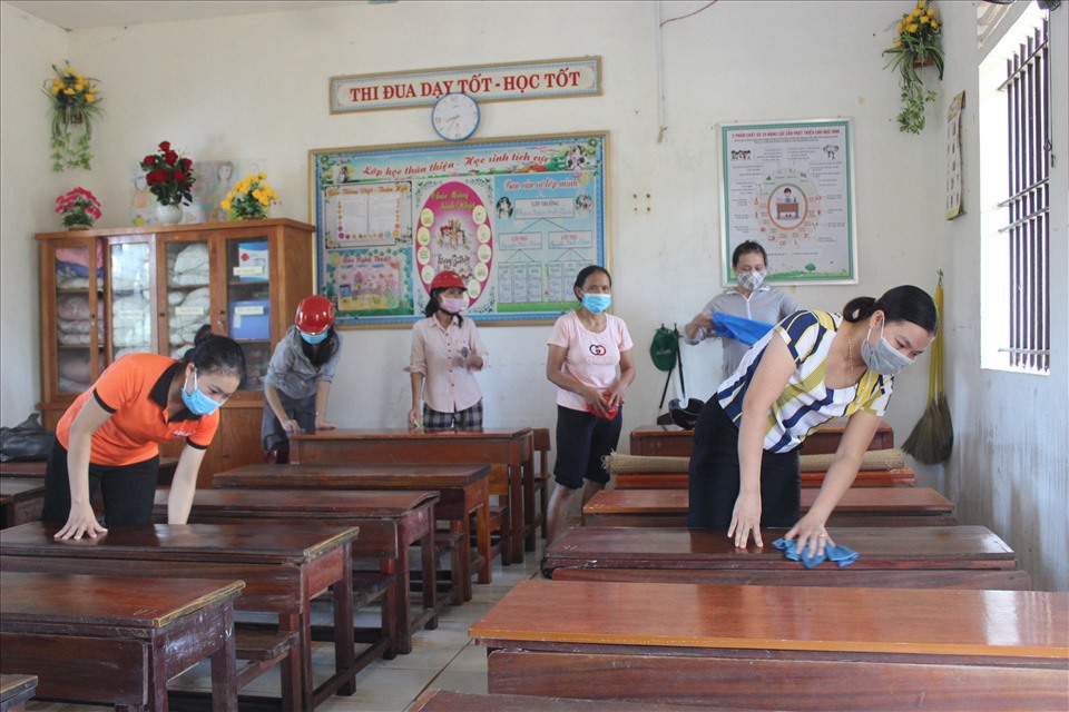 Các cô giáo tranh thủ lau dọn bàn ghế trong phòng học thật sạch sẽ, chuẩn bị đón học sinh trở lại trường sau lũ.