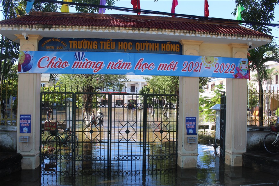 Sáng 28.9, trường Tiểu học Quỳnh Hồng vẫn ngập trong biển nước.