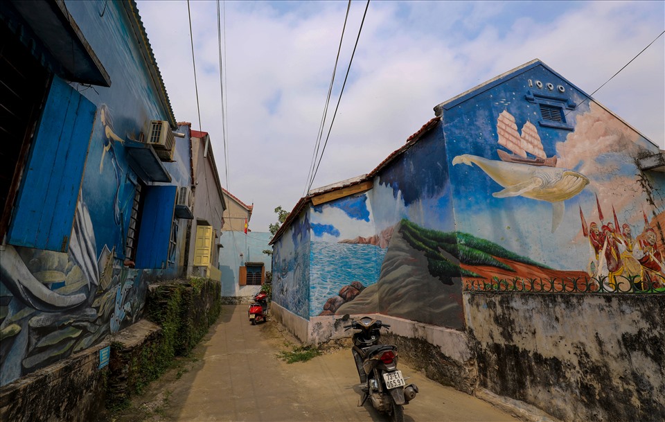 Một con ngõ nhỏ trong làng Cảnh Dương rực rỡ sắc màu bởi những bức bích họa.