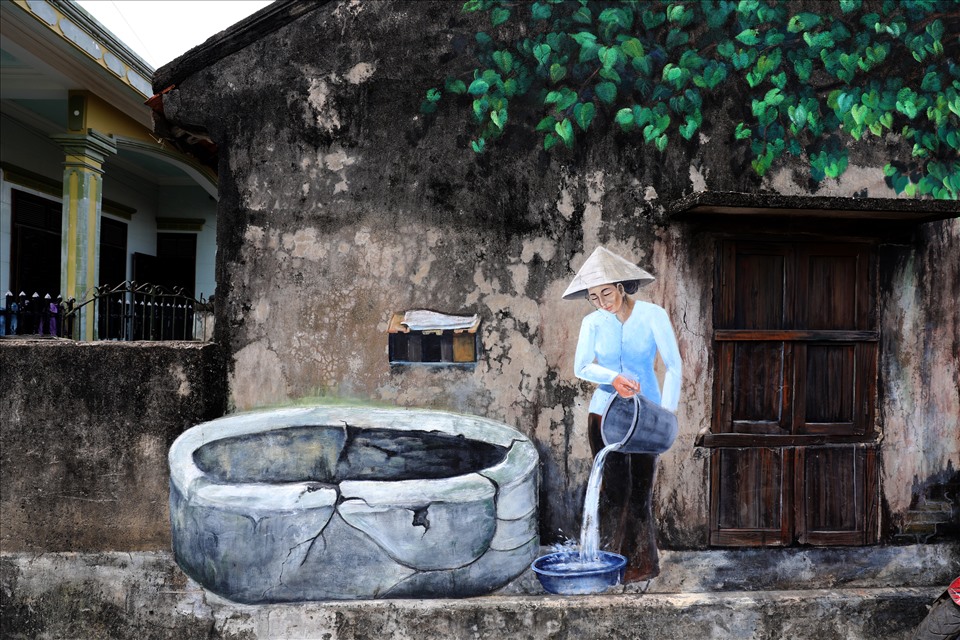 Một bức bích họa mà họa sĩ tài tình tận dụng một bức tường đã xanh rêu họa nên cảnh giếng nước thân thuộc ở làng quê Việt Nam.