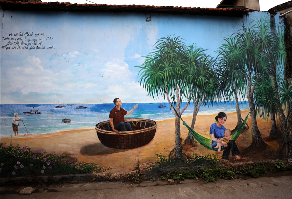 Một nét sinh hoạt quen thuộc của người miền biển được khắc họa trên tường một ngôi nhà cấp 4 ở làng Cảnh Dương.