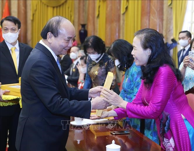 Chủ tịch nước tặng chân dung Chủ tịch Hồ Chí Minh cho các đại biểu.