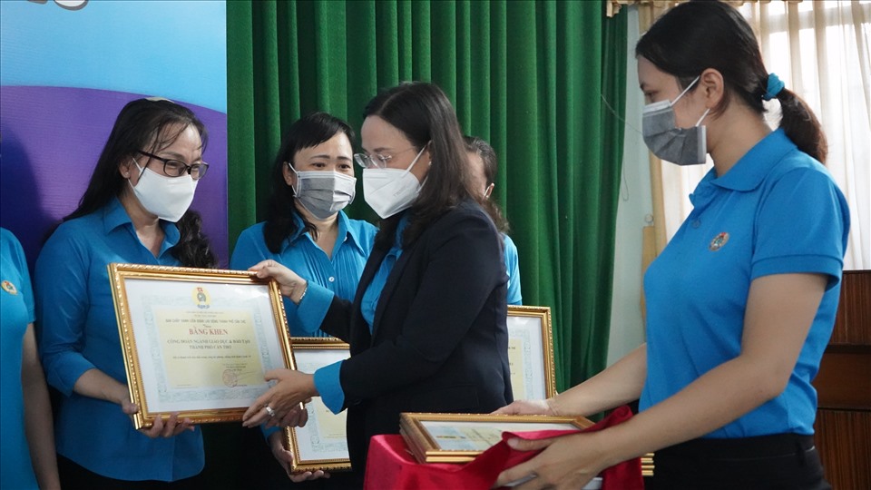 Tại buổi lễ, LĐLĐ thành phố Cần Thơ cũng đã trao tặng Bằng khen cho 10 tập thể có thành tích tiêu biểu trong công tác phòng chống dịch COVID-19.