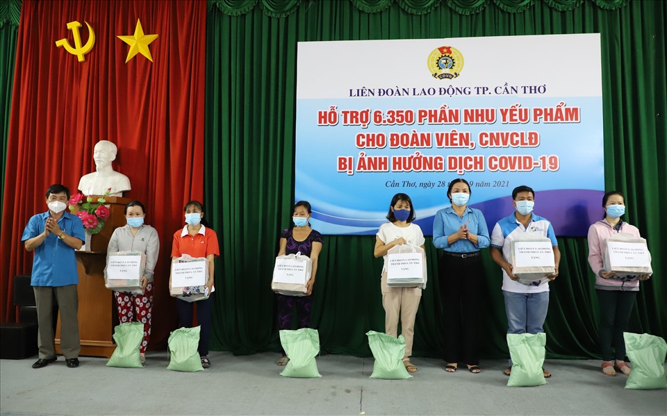 Ngày 28.9, LĐLĐ thành phố Cần Thơ đã tổ chức chương trình trao tặng 6.350 phần quà công nhân, viên chức lao động bị ảnh hưởng bởi dịch COVID-19.