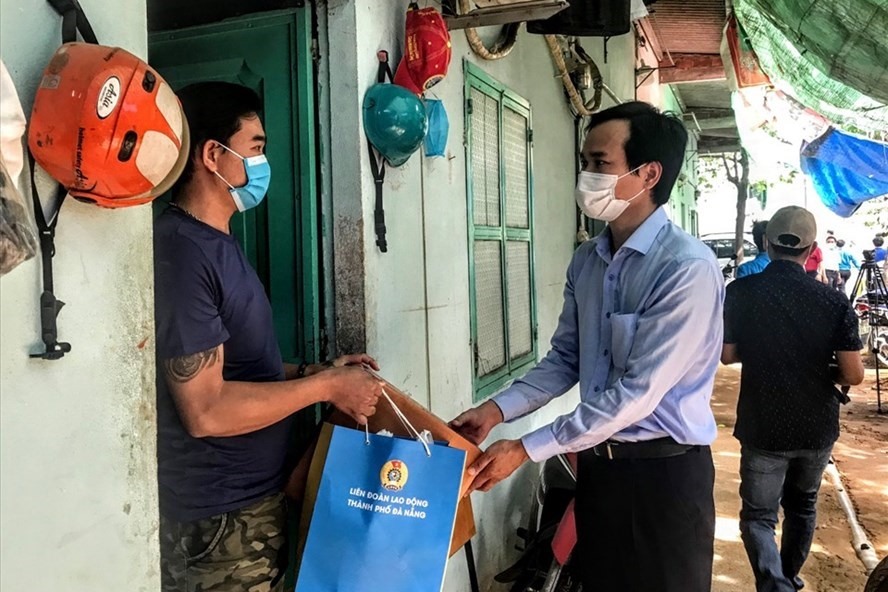 Cán bộ Công đoàn TP.Đà Nẵng trao quà hỗ trợ cho công nhân khu nhà trọ trong những ngày Đà Nẵng bị phong toả chống dịch COVID-19. Ảnh: Nguyên Lê