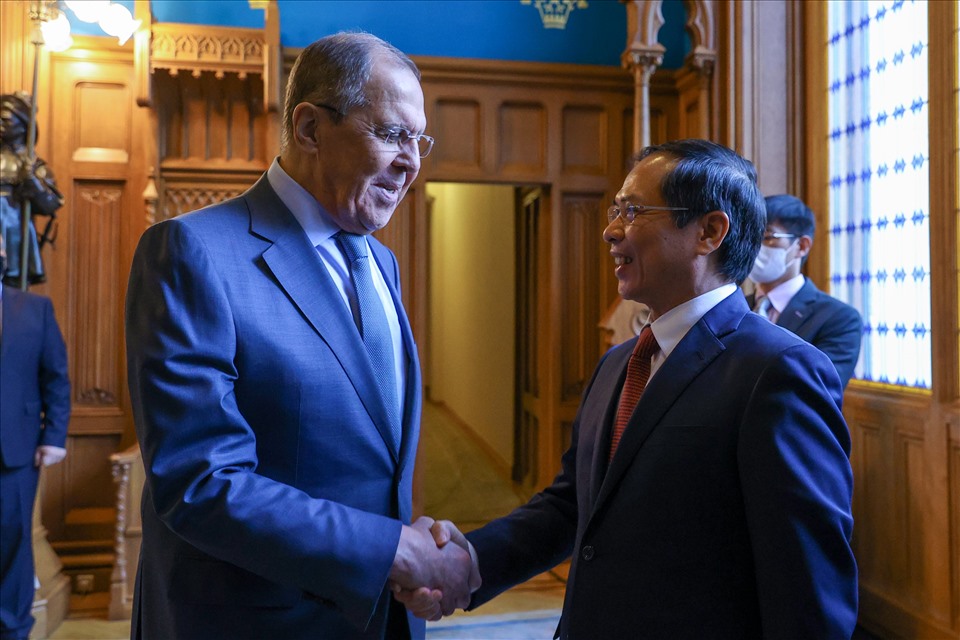 Bộ trưởng Ngoại giao Bùi Thanh Sơn và Bộ trưởng Ngoại giao Nga Sergei Lavrov. Ảnh: Bộ Ngoại giao