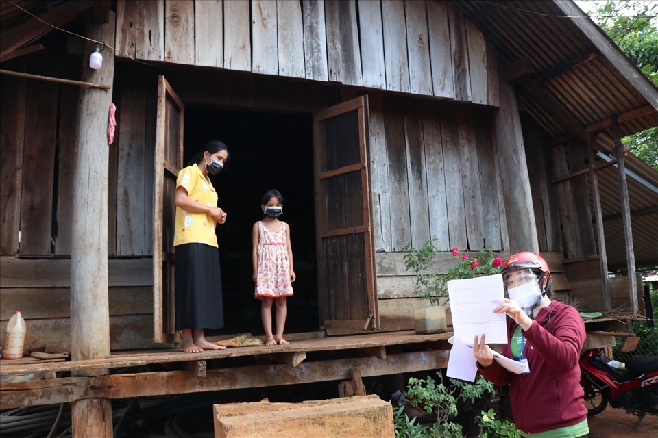 Giáo viên vùng sâu, vùng xa ở Đắk Lắk đến nhà học sinh giao bài tập về nhà trong mùa dịch COVID-19. Ảnh: B.T