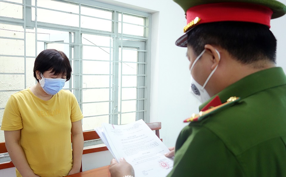 Lực lượng Công an thi hành Quyết định khởi tố bị can, lệnh bắt tạm giam và khám xét nơi ở của Huỳnh Thị Minh Tâm. Ảnh: VT