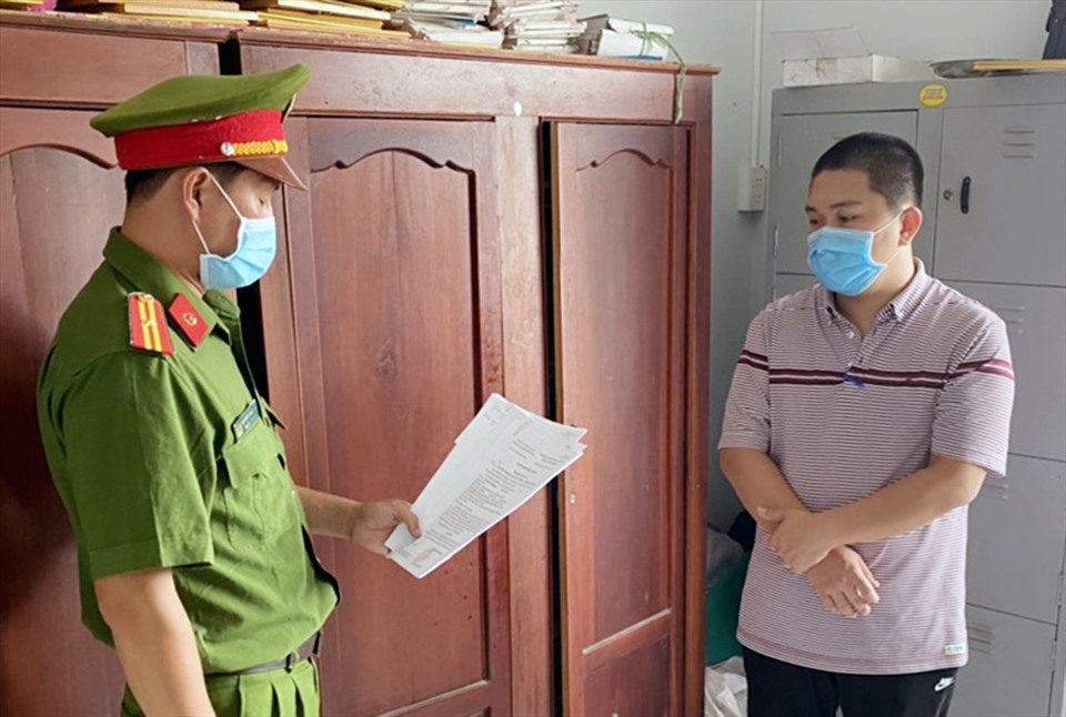 Lực lượng Công an thi hành Quyết định khởi tố bị can, lệnh bắt tạm giam và khám  xét nơi ở của Tống Duy Khương. Ảnh: VT