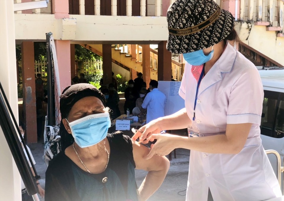 Trong ngày 29.9, Trung tâm Y tế huyện Hướng Hóa sẽ tổ chức tiêm hơn 500 liều vaccine COVID-19 cho phần lớn là người đồng bào thiểu số. Trong ảnh, một phụ nữ cao tuổi người đồng bào thiểu số được tiêm vaccine COVID-19 trên xe tiêm chủng lưu động.