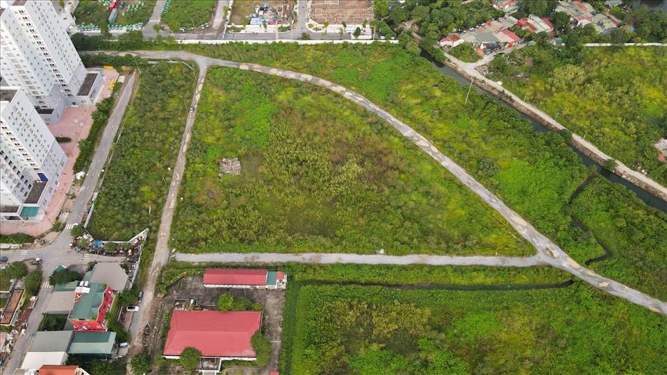 Năm 2004, UBND TP Hà Nội đã thu hồi 351.618m2 đất quận Hoàng Mai giao cho Licogi đền bù giải phóng mặt bằng, triển khai dự án đầu tư xây dựng KĐT mới Thịnh Liệt. Sau 17 năm, dự án vẫn chỉ là đồng cỏ.
