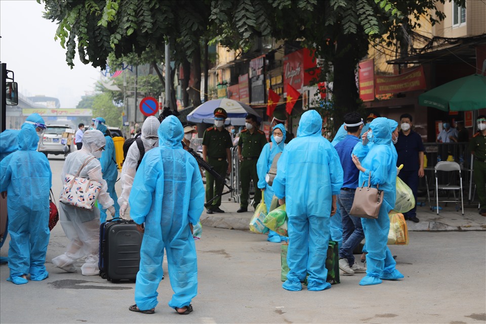700 người dân ổ dịch lớn nhất Hà Nội trở về nhà sau nhiều ngày cách ly.