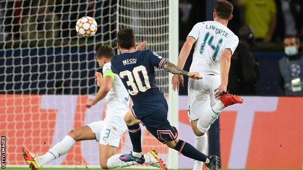 Messi ghi siêu phẩm vào lưới Man City. Ảnh: BBC