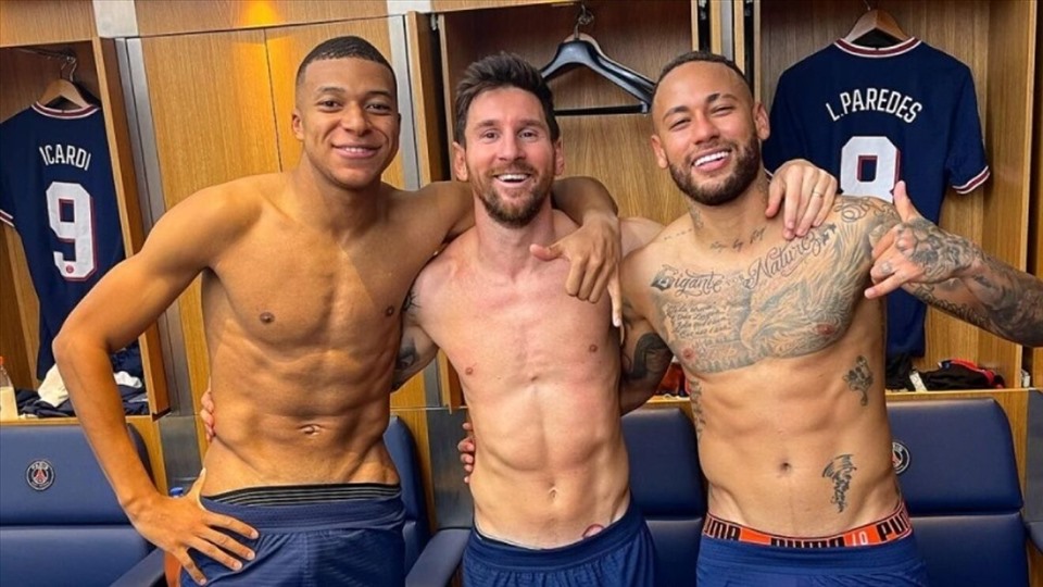 Messi, Neymar và Mbappe ăn mừng sau chiến thắng Man City. Ảnh: MARCA