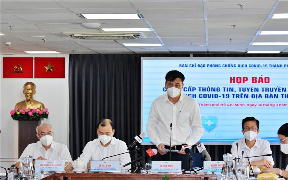 Ông Lê Hòa Bình - Phó Chủ tịch UBND TPHCM phát biểu tại họp báo.