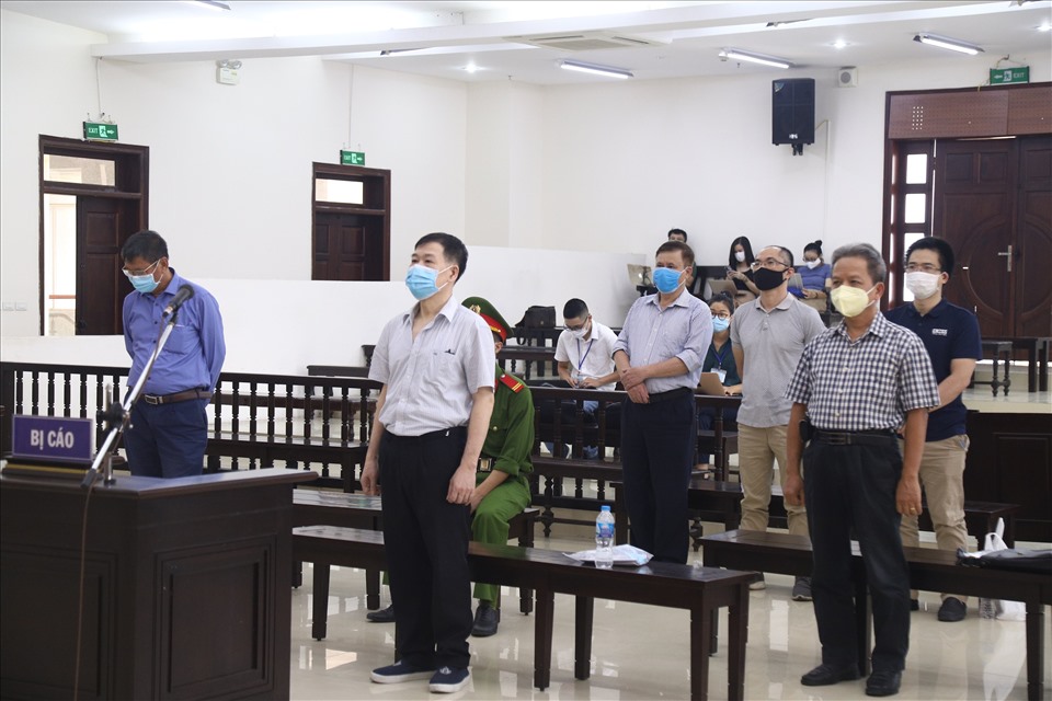 Các bị cáo trong vụ án Ethanol Phú Thọ, nghe toà phúc thẩm tuyên án chiều 29.9. Ảnh: V.Dũng