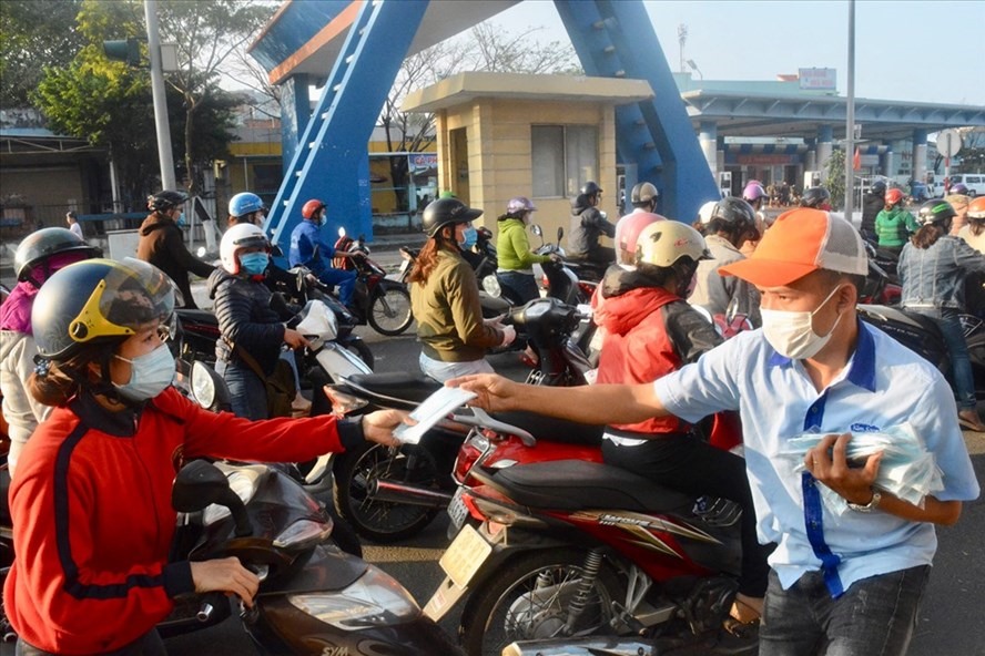 Người lao động ở Đà Nẵng đang nôn nao chờ những buổi tan ca như bình thường. Ảnh: Tường Minh