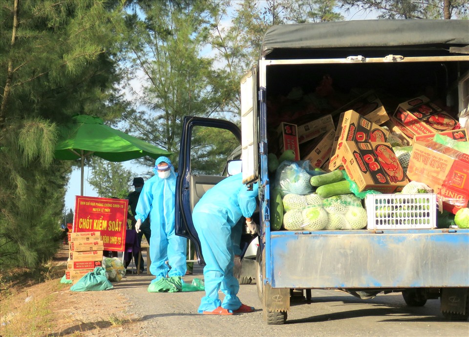 Việc cung ứng lương thực, thực phẩm cho người dân vùng cách ly ở Quảng Bình được chú trọng. Ảnh: CTV